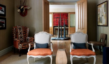 Knightsbridge Hotel Sculpture in London